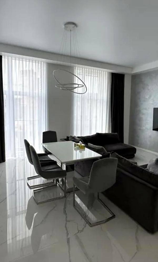 3-bedroom luxury apartment in city center, 7th floor, designer renovation