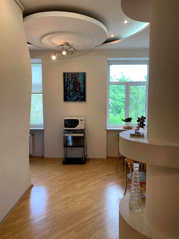 Cozy, Bright, and Spacious City Center Apartment