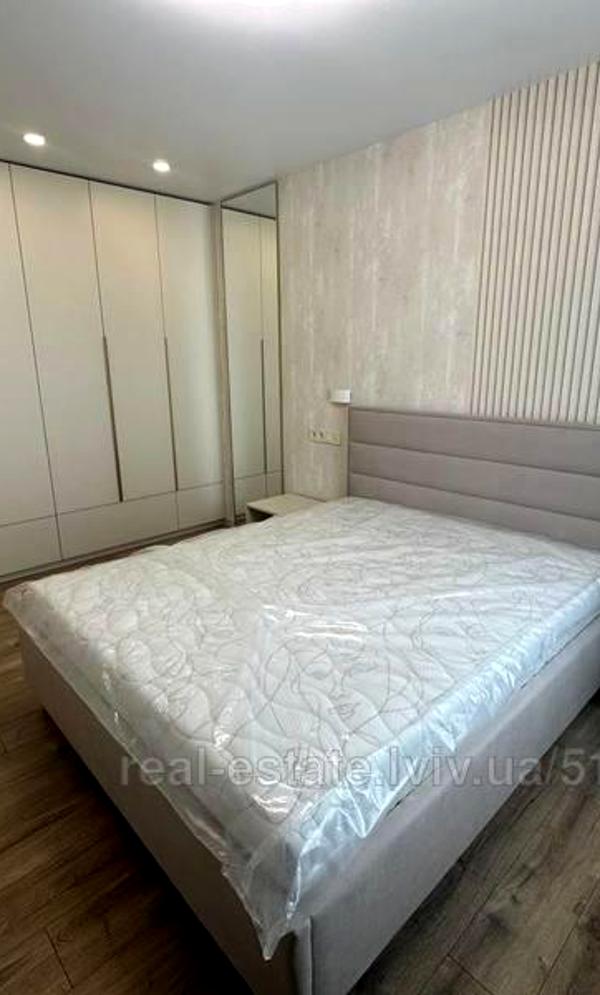 Spacious Designer Apartment with Separate Bedroom and Studio Kitchen