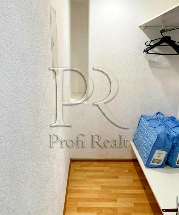 Spacious 2-room apartment in Kiev city center near Shevchenko University