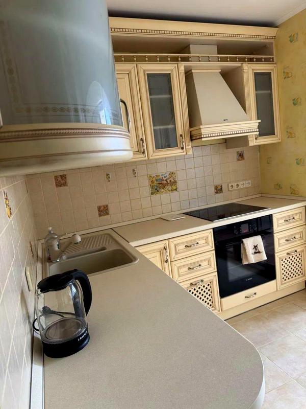 Spacious 2-Room Apartment in City Center near Palace of Ukraine Metro