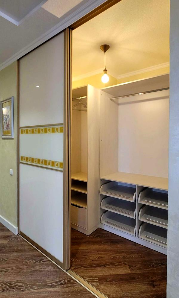 Spacious 1-Bedroom Apartment in Poznyaki with Modern Design