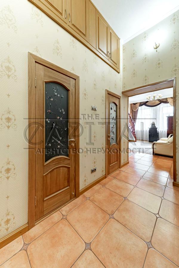 Two-level apartment in historical downtown area near Golden Gates
