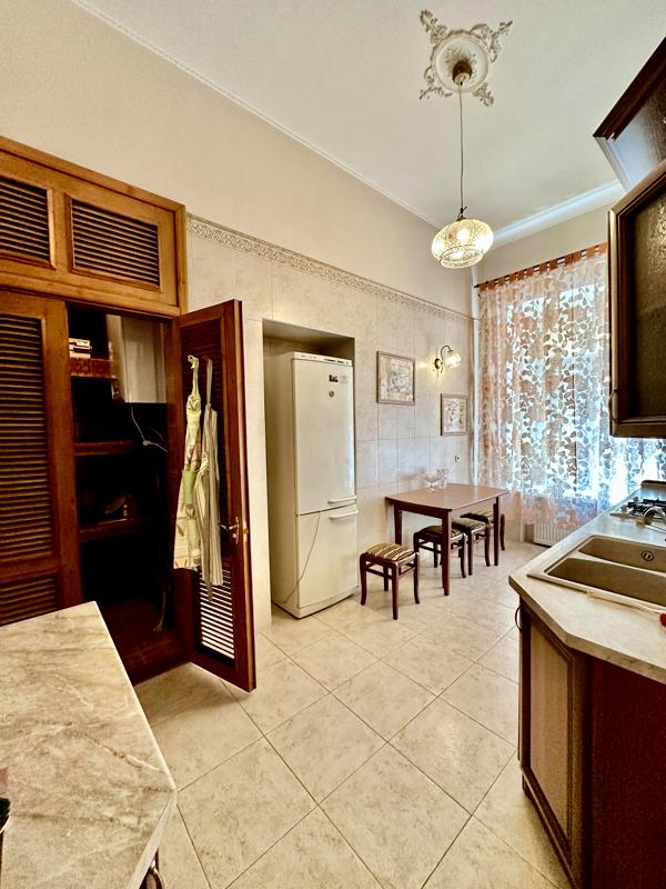 3-Bedroom Apartment near Shevchenko Park, Odessa