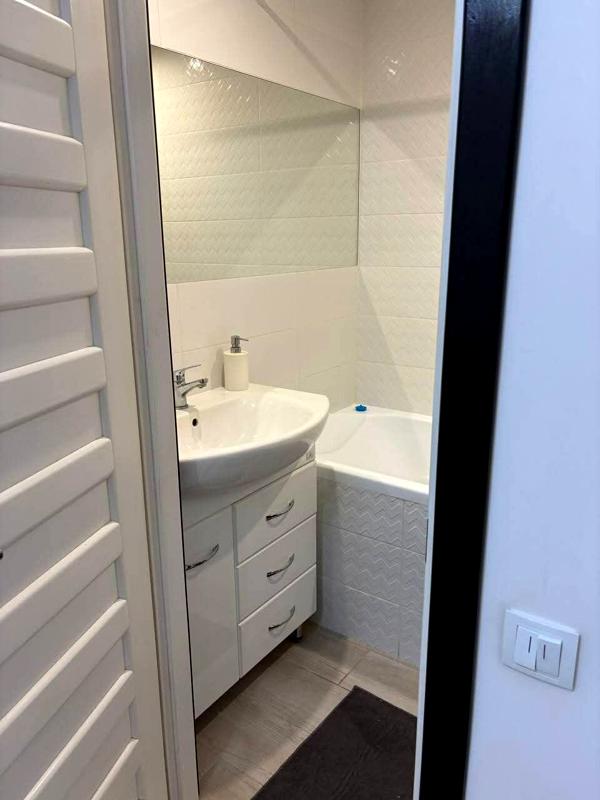 Spacious 1-bedroom apartment near Vokzalna metro with modern design and full amenities