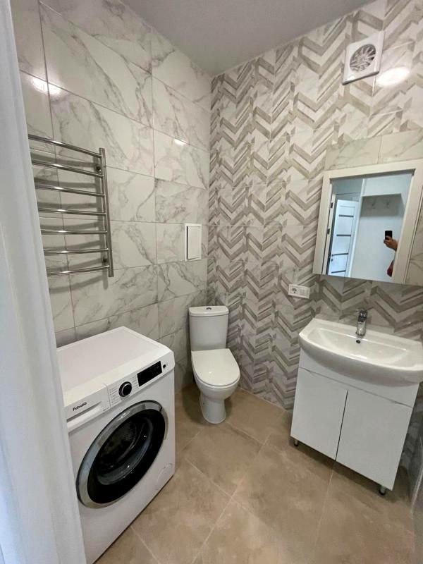 First Rental! Designer Renovation in Business-Class Residential Complex