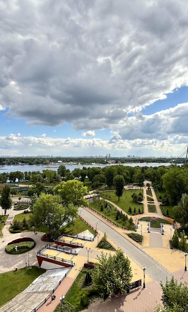 Exclusive 3-bedroom apartment with panoramic view in Obolon, Kyiv