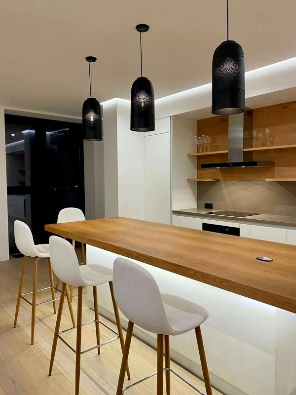 Modern 2-bedroom apartment with designer renovation and city view