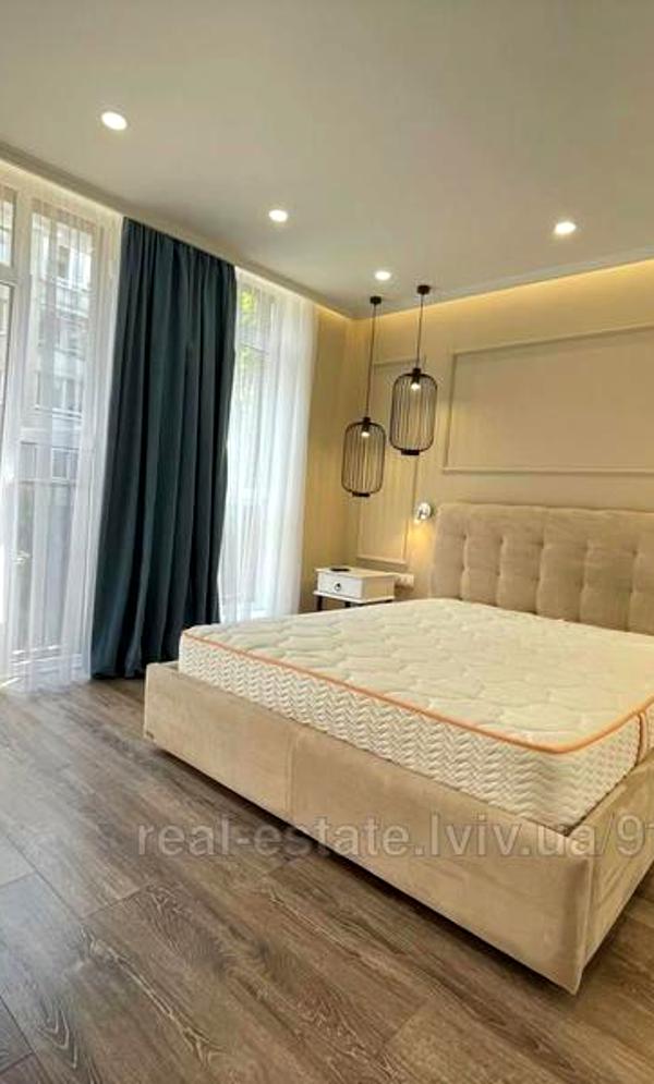 Designer-renovated 2-room apartment with studio kitchen near city center