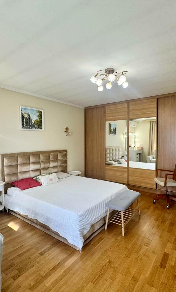 Cozy 1-Room Apartment in Kyiv City Center with Balcony and City View