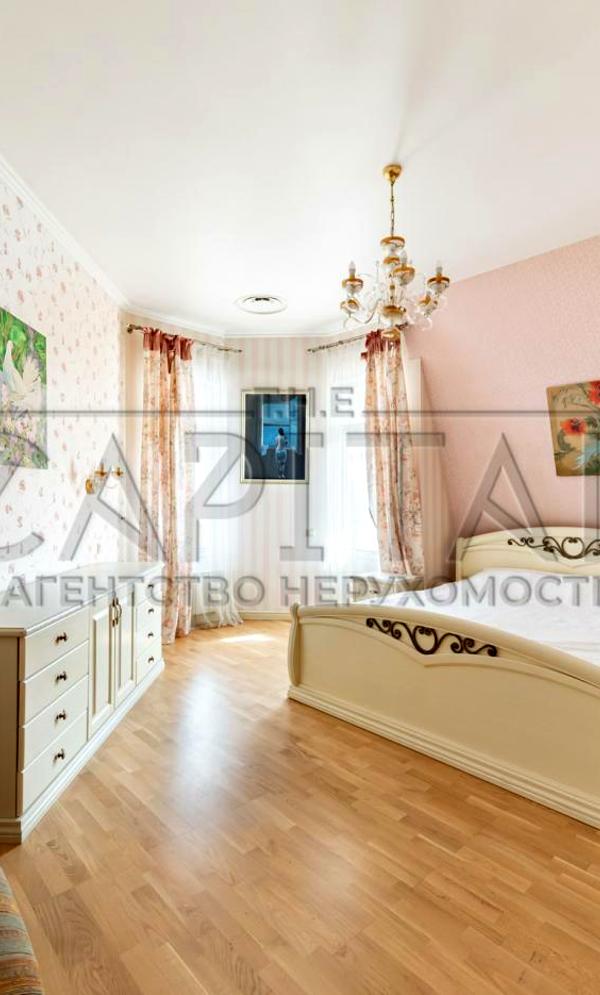 Spacious Two-Level Apartment in Central Location