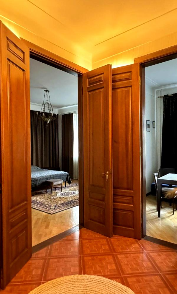Spacious 3-room apartment near Botanical Garden with historic significance