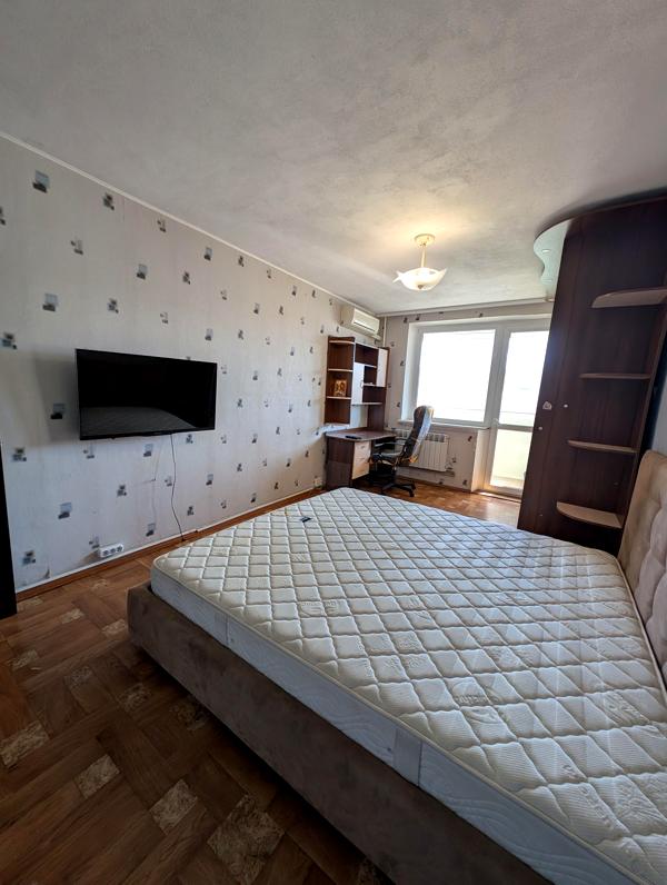 3-Room Apartment in Sunny Microdistrict, Near Industrialna Metro
