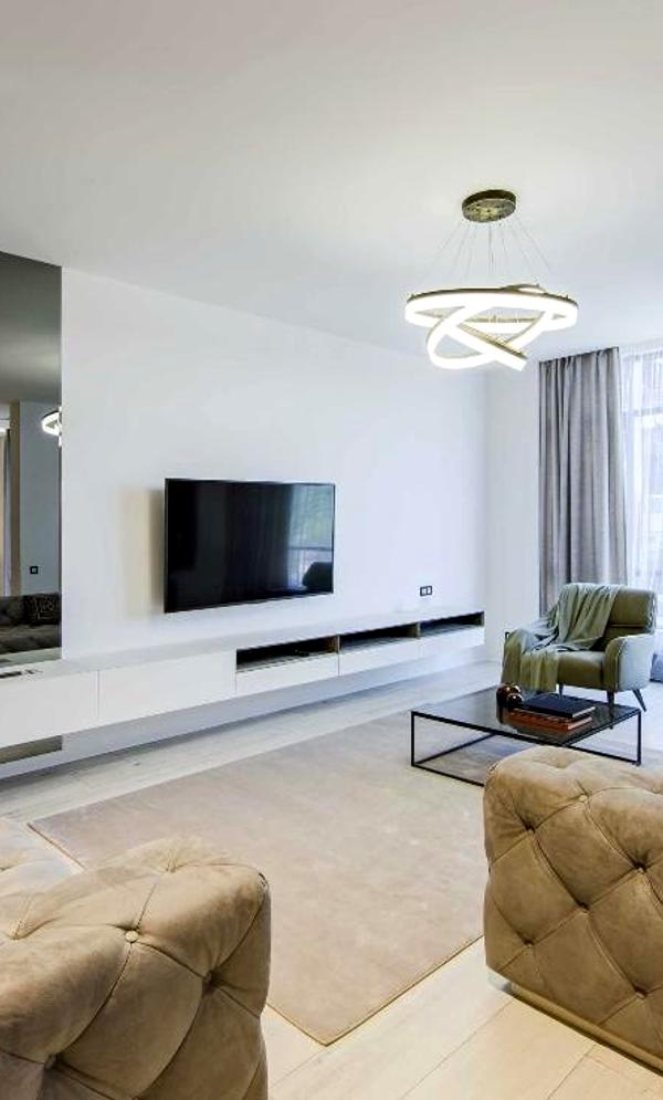 Spacious 3-bedroom apartment in PecherSky complex