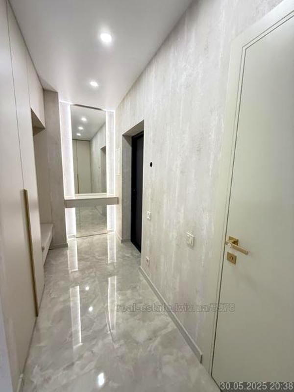 Designer Renovated Apartment in Avalon Yard Complex with Modern Amenities