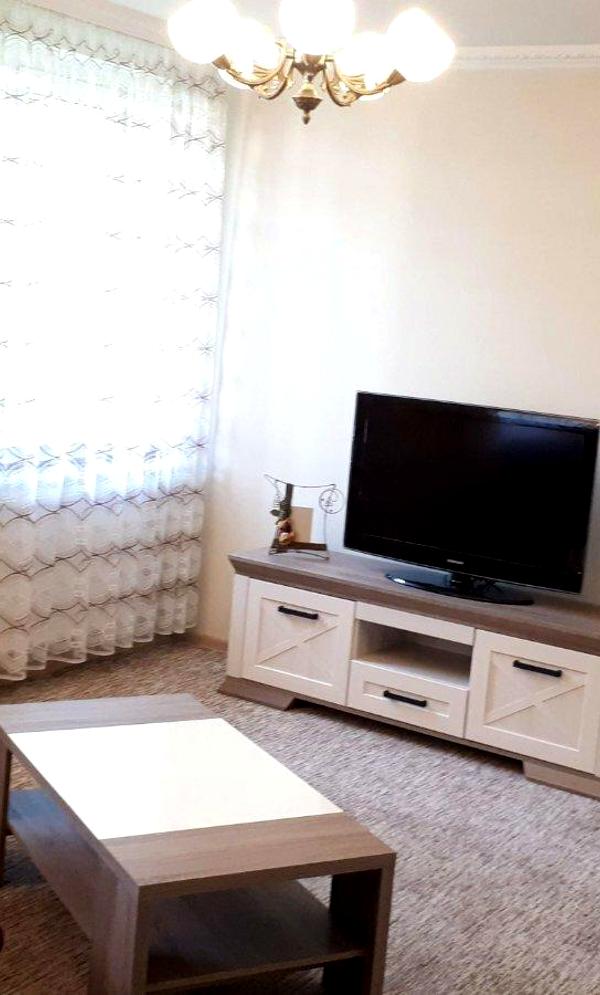 Spacious 3-Room Apartment near City Center with Fireplace