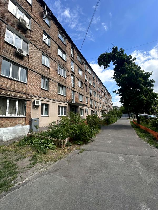1-Bedroom Apartment near Livoberezhna Metro, Quiet Area