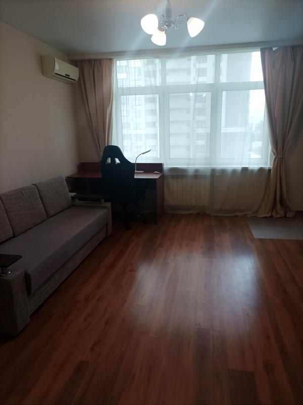 Spacious 3-Room Apartment in Green Island Complex, Kyiv