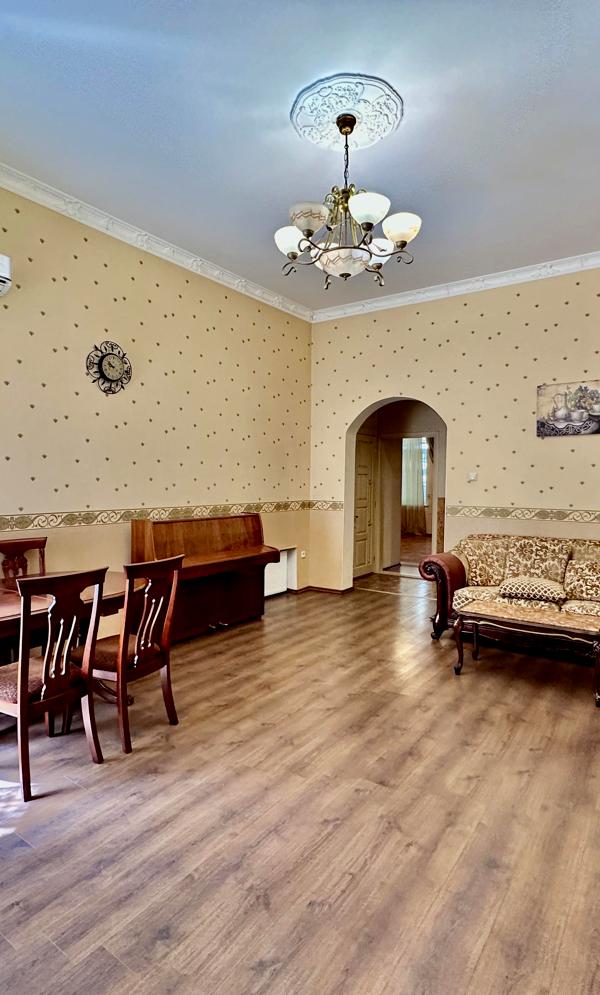3-Bedroom Apartment near Shevchenko Park, Odessa