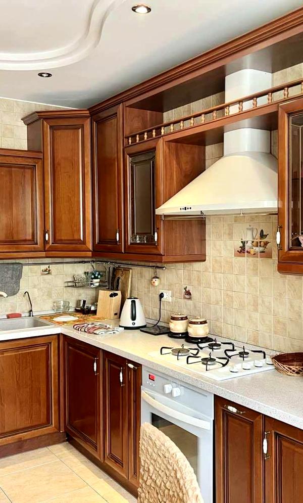 3-Room Apartment in Siniy Ptitsa Complex, First Floor, Fully Equipped