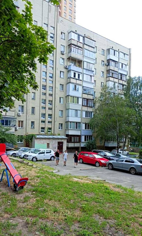 1-Room Apartment on Harmatna Street, 9/10 Floor