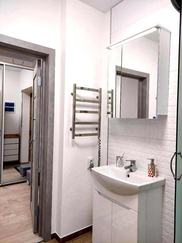 1-Bedroom Apartment near Vyrlytsia Metro with Modern Amenities