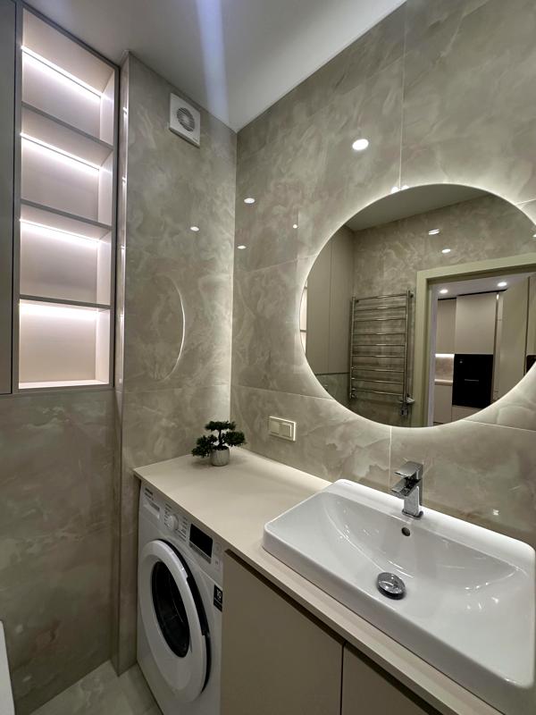 Luxurious 1-Bedroom Apartment in Avalon Yard with Designer Renovation