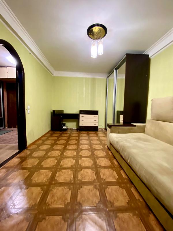 2-Room Apartment in Dniprovskyi District, Convenient Location