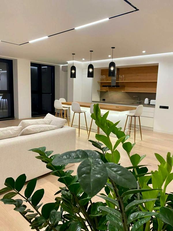 Modern 2-bedroom apartment with designer renovation and city view