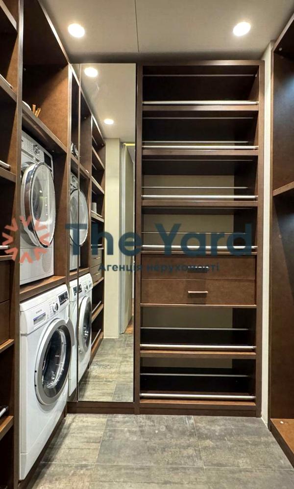 Stylish Apartment in Novopechersk Lipki Complex with Designer Interior