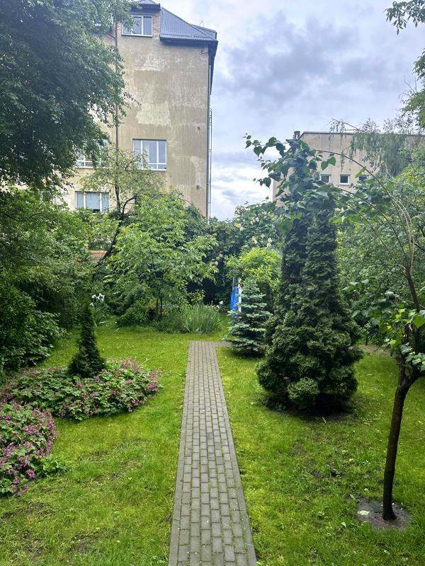 Unique 2-bedroom apartment in the heart of Lviv near Botanical Garden