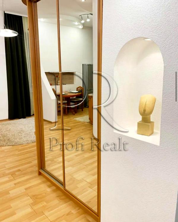 Spacious 2-room apartment in Kiev city center near Shevchenko University