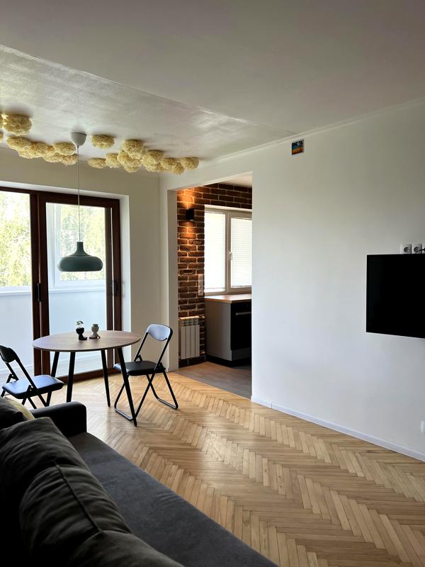 Cozy 3-Room Apartment on Vyhovskyi Street with Modern Amenities