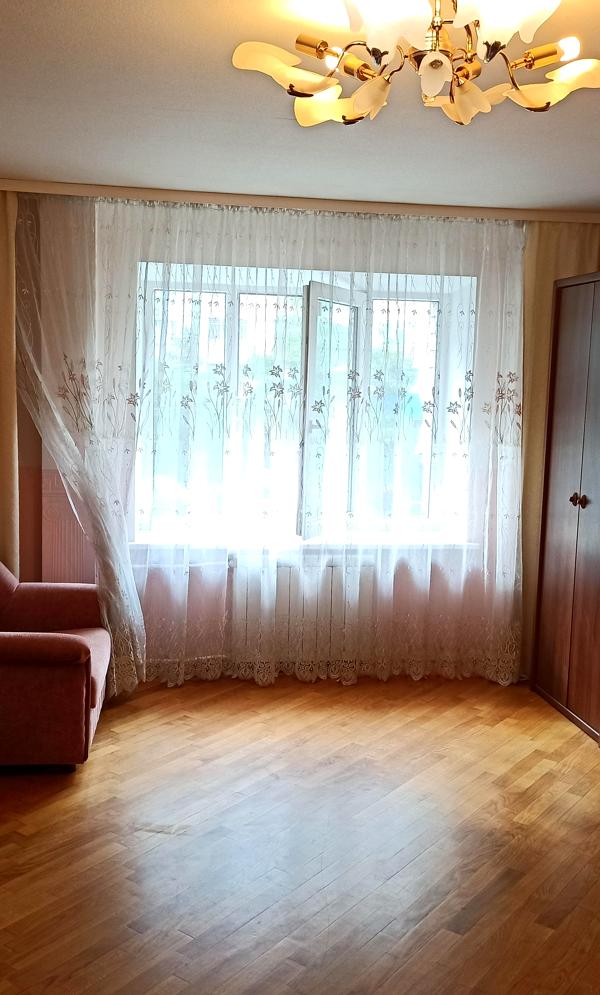 2-Room Apartment near Poznyaki Metro Station, Urlіvska Street