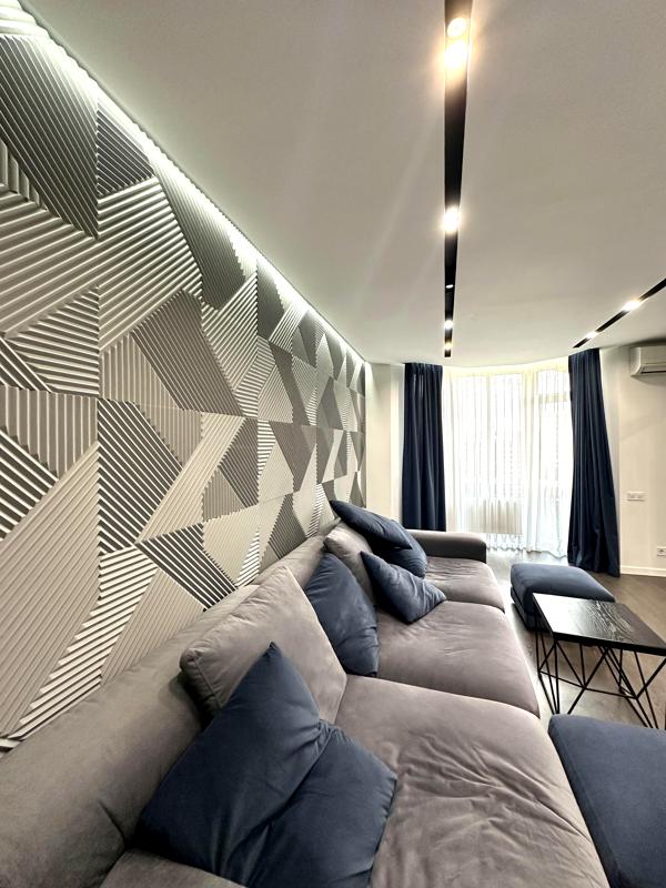 Spacious 3-Room Apartment in Central Location with Designer Renovation