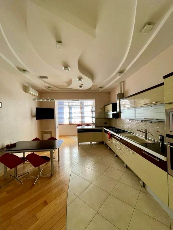 3-bedroom apartment near Shevchenko Park with sea view