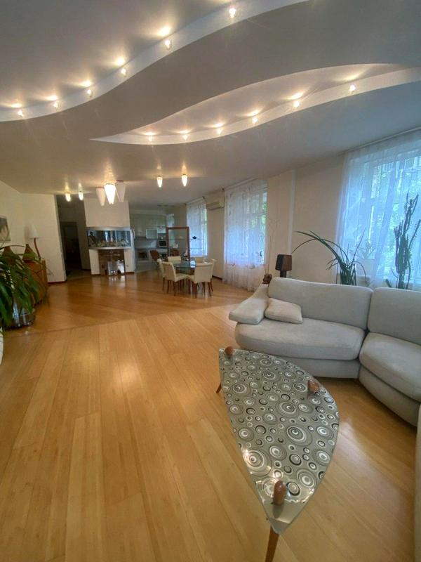 Elegant 3-Bedroom Apartment in Pechersk, Kyiv