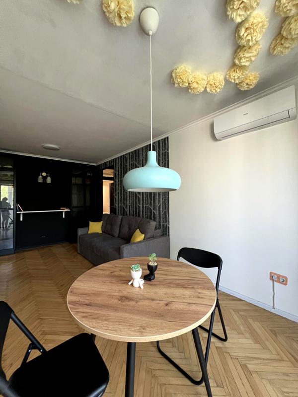 Cozy 3-Room Apartment on Vyhovskyi Street with Modern Amenities