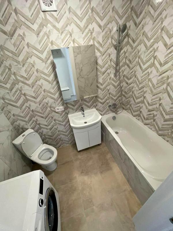 First Rental! Designer Renovation in Business-Class Residential Complex