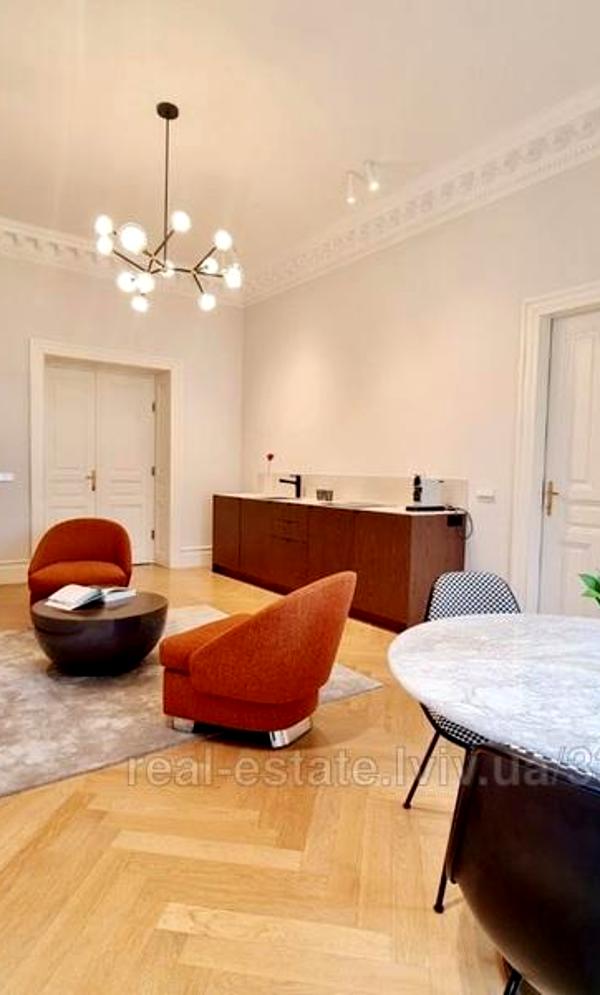 Spacious Sunny Apartment with City View near Opera Theater