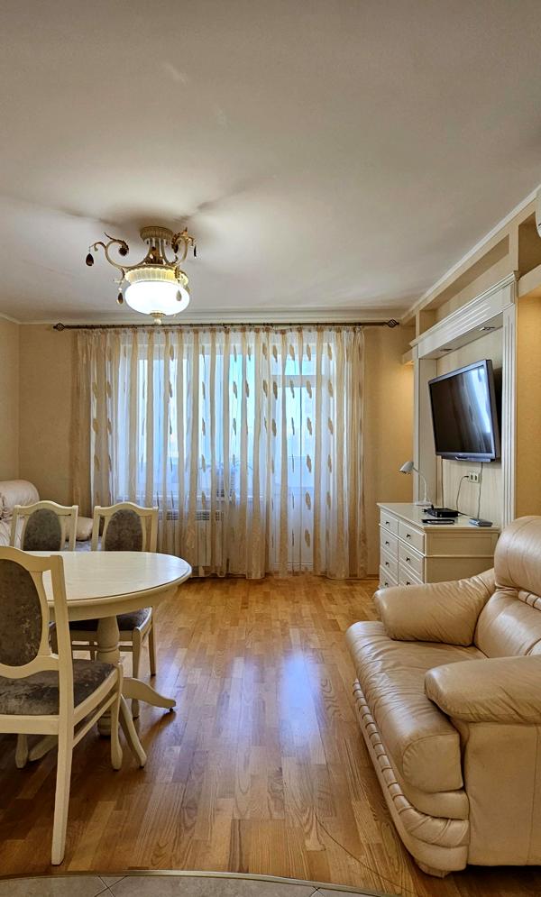 3-Room Apartment in Poznyaki District with Modern Amenities