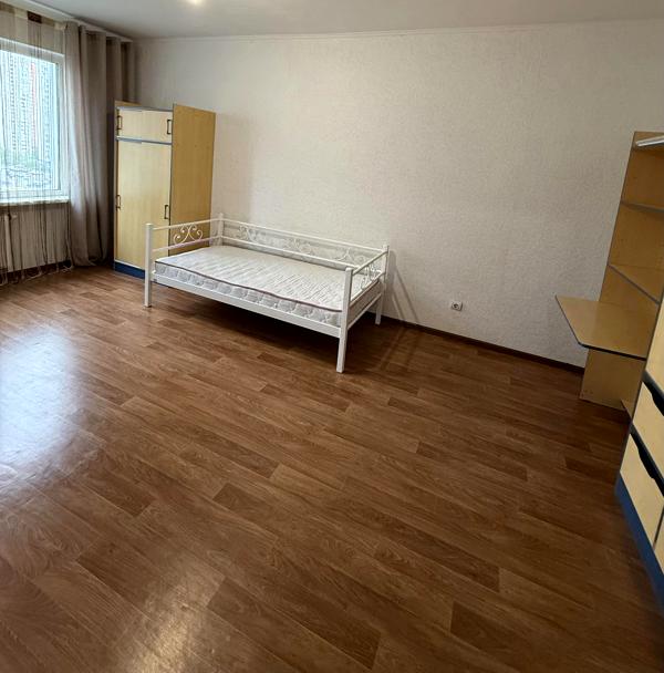 2-Room Apartment near Poznyaki Metro, Clean and Well-Maintained