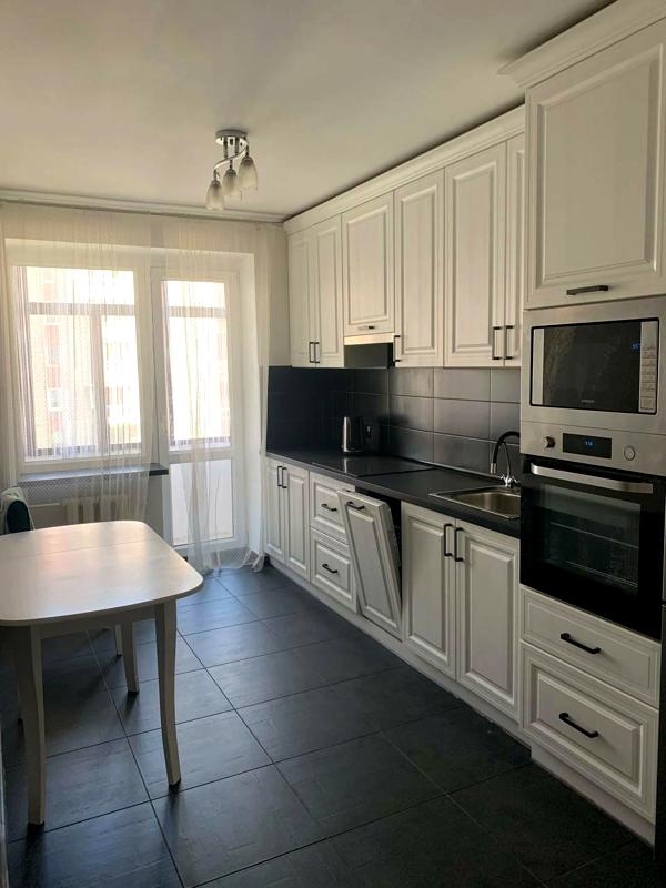 3-Room Apartment on Varshavska Street with Designer Interior