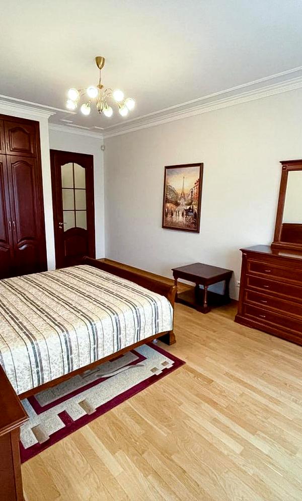 Spacious 4-room apartment in Klovskyi Descent, Pechersk District