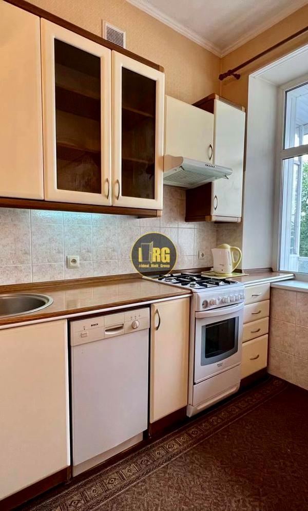 3-Room Apartment near Khreshchatyk Metro, Fully Furnished