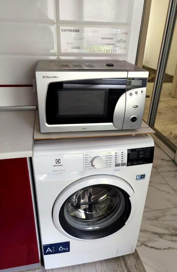 1-Room Apartment with Balcony in Desnyanski District