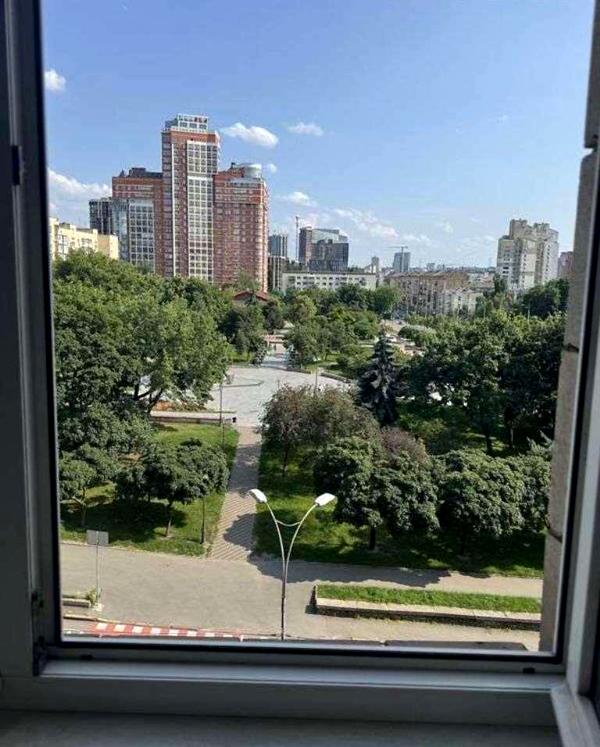 1-Room Apartment with Balcony near Palats Ukrainy Metro
