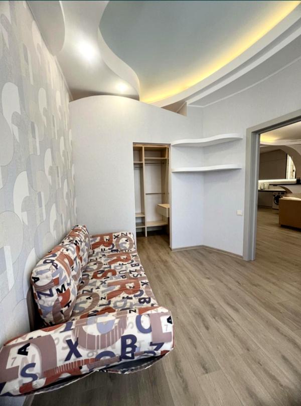 Spacious 2-bedroom apartment with designer renovation near Vuzovsky