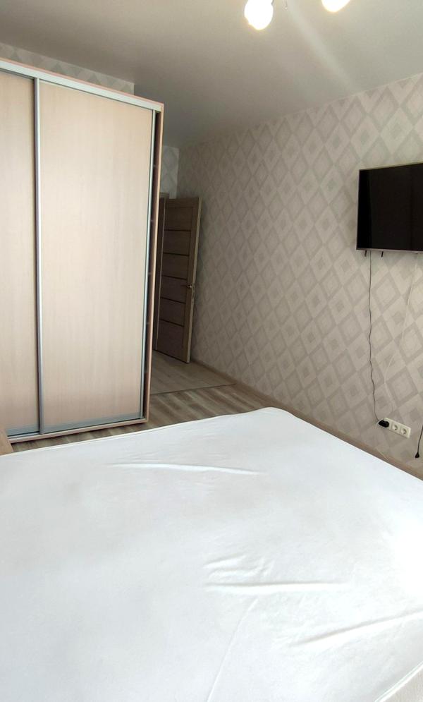 1-bedroom apartment near Livoberezhna metro with modern renovation