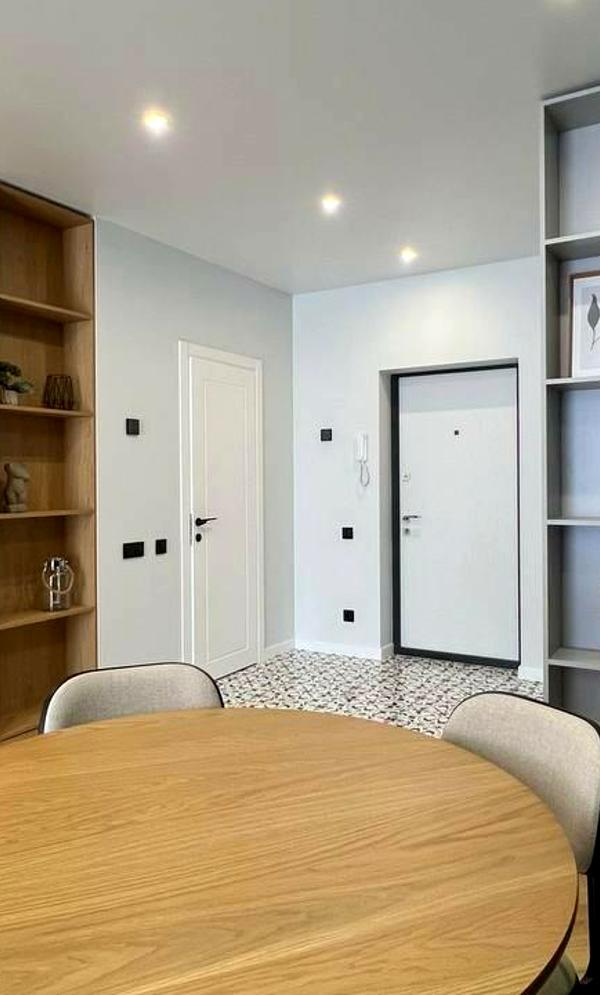 Modern Apartment with Designer Interior and Full Amenities